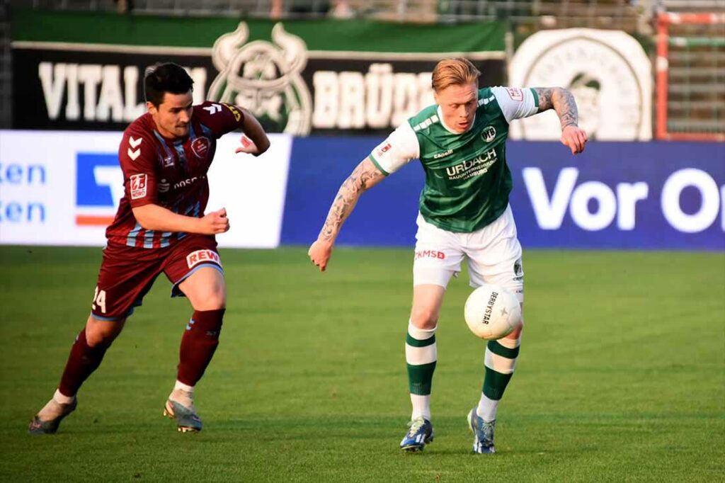 Leon Sommer (VfB Lübeck) gegen Malte Petersen (li., Weiche Flensburg 08). © 2024 Olaf Wegerich