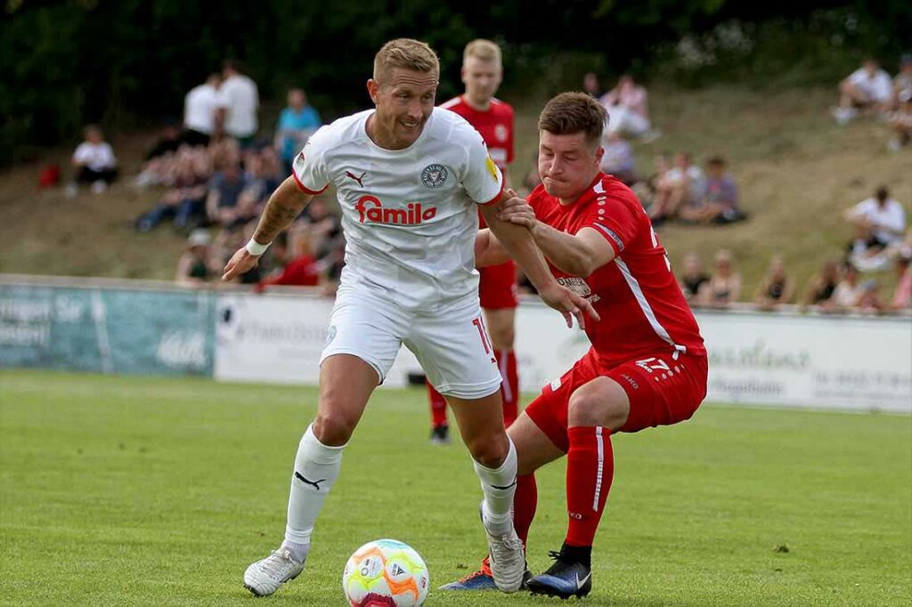 Lewis Holtby, neuer Kapitän von Holstein Kiel, holte den Elfmeter raus. © 2022 Ismail Yesilyurt