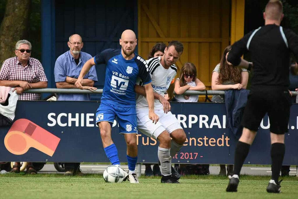 Links Mirko Mrosek (TuS Jevenstedt) gegen Momme Petersen (SV Dörpum). © 2024 Olaf Wegerich