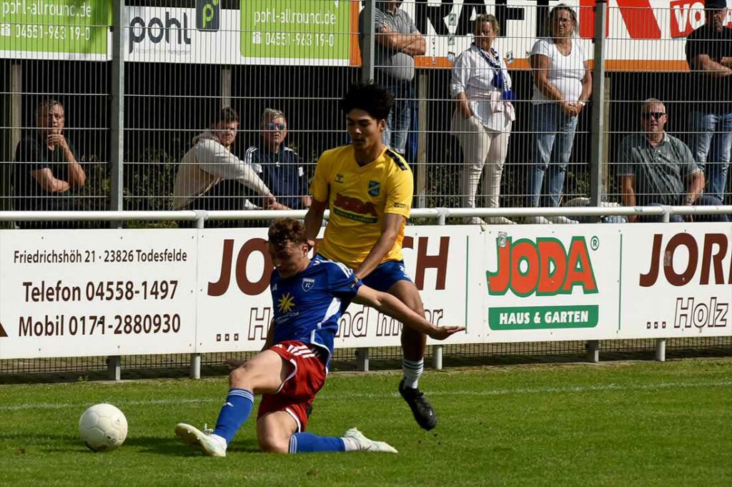 Louis Podolski (li., Emden) gegen Falk Schmidt (SV Todesfelde) © 2024 Olaf Wegerich 