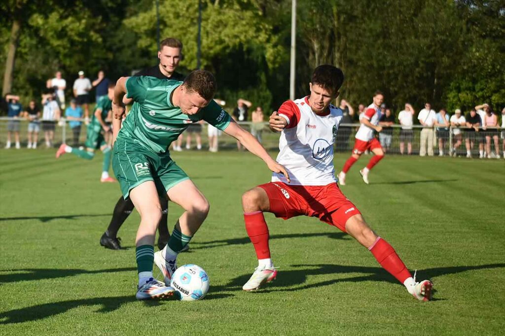 Marvin Ehlert (PSV Neumünster) gegen Jorik Wulff (VfB Lübeck). © 2024 Olaf Wegerich