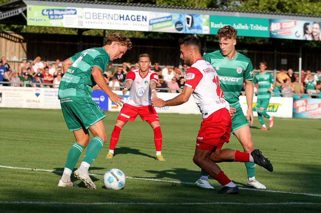 Mats Melahn (PSV Neumünster) und Paul Eberhardt (rechts) stoppen gemeinsam Manuel Farrona Pulido am eigen Strafraum. © 2024 Ismail Yesilyurt