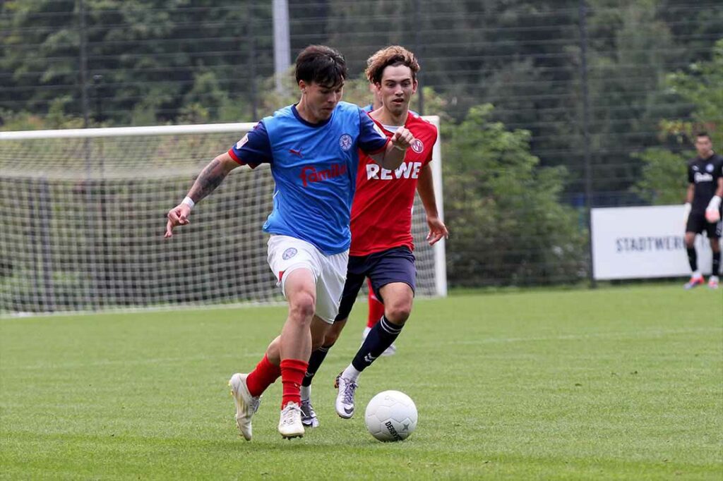 Matthew Meier (Holstein Kiel II), vor Phil Sieben (Eintr. Norderstedt) auf der viel benutzten rechten Seite. © 2024 Ismail Yesilyurt