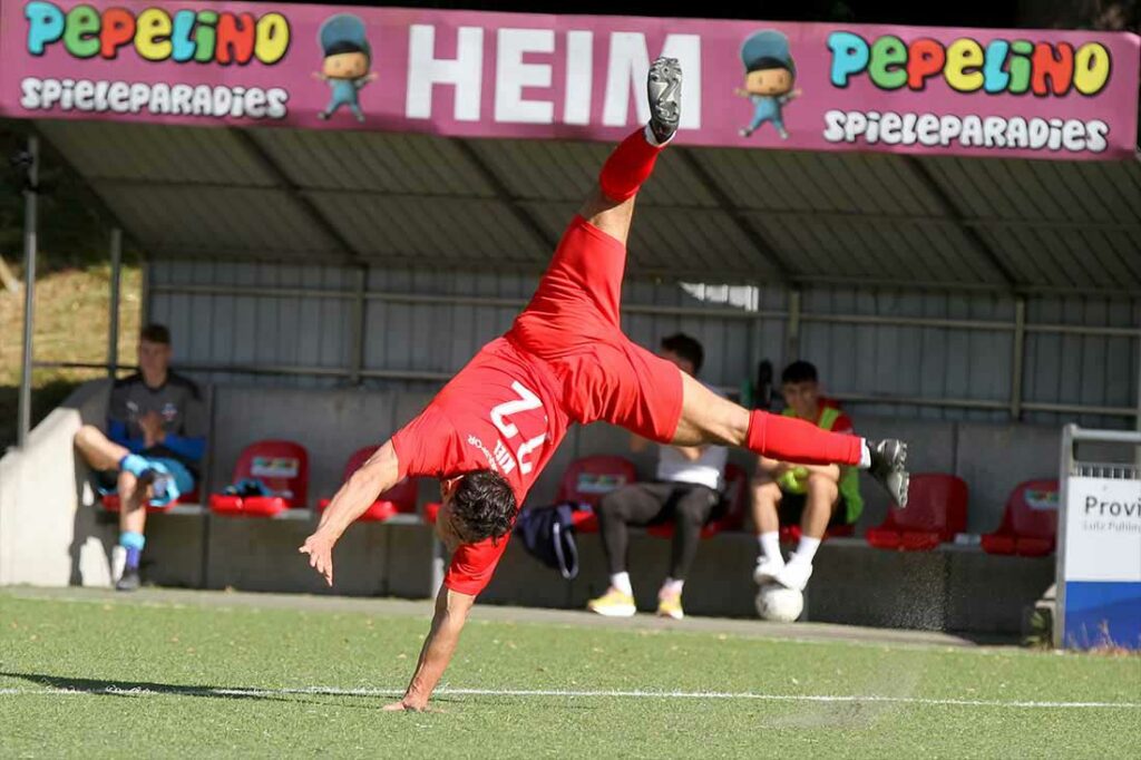 Melih Cerrah (Inter Türkspor Kiel) feiert sein Tor mit einem Turneinlage - der eineinhalbfachen Schraube. © 2024 Ismail Yesilyurt 