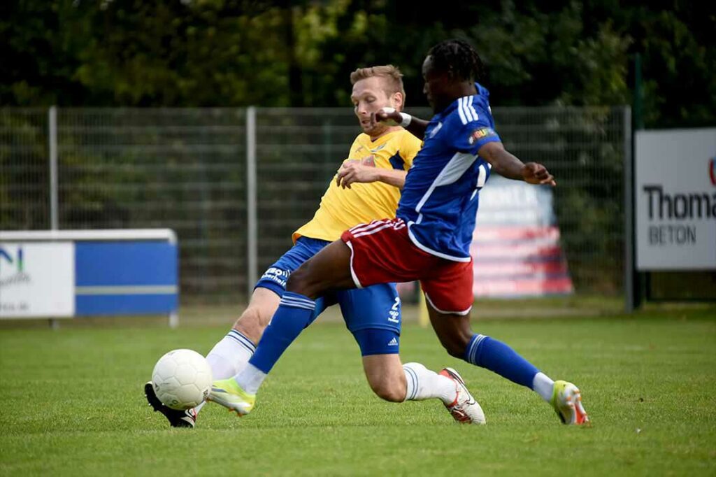 Moritz Achtenberg (SV Todesfelde) gegen Michael Igwe (re., Emden). © 2024 Olaf Wegerich