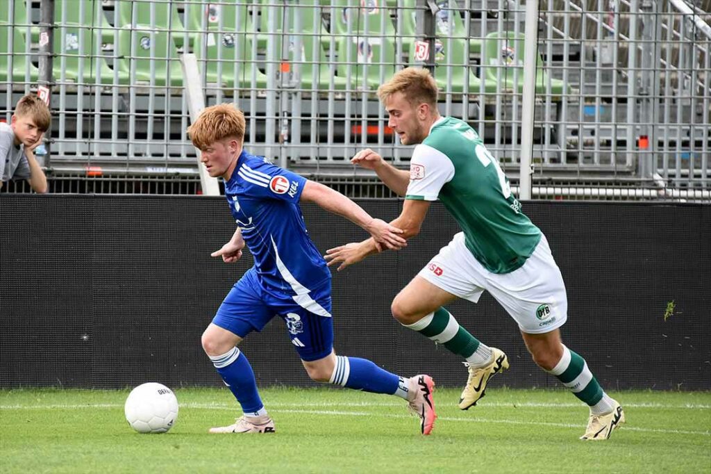 Morten Wahl (re., VfB Lübeck) erzielt beide Treffer für den VfB II. © 2024 Olaf Wegerich