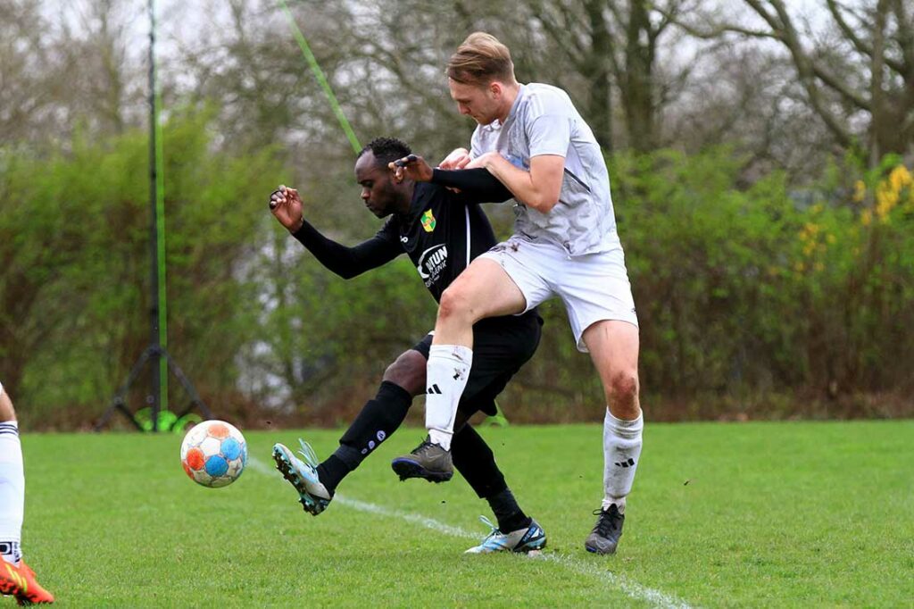 Moses Ogodogbo (li., MED SV ) bekommt viel Lob vom Frank Knocke, dem Trainer des MTV Dänischenhagen. © 2024 Ismail Yesilyurt