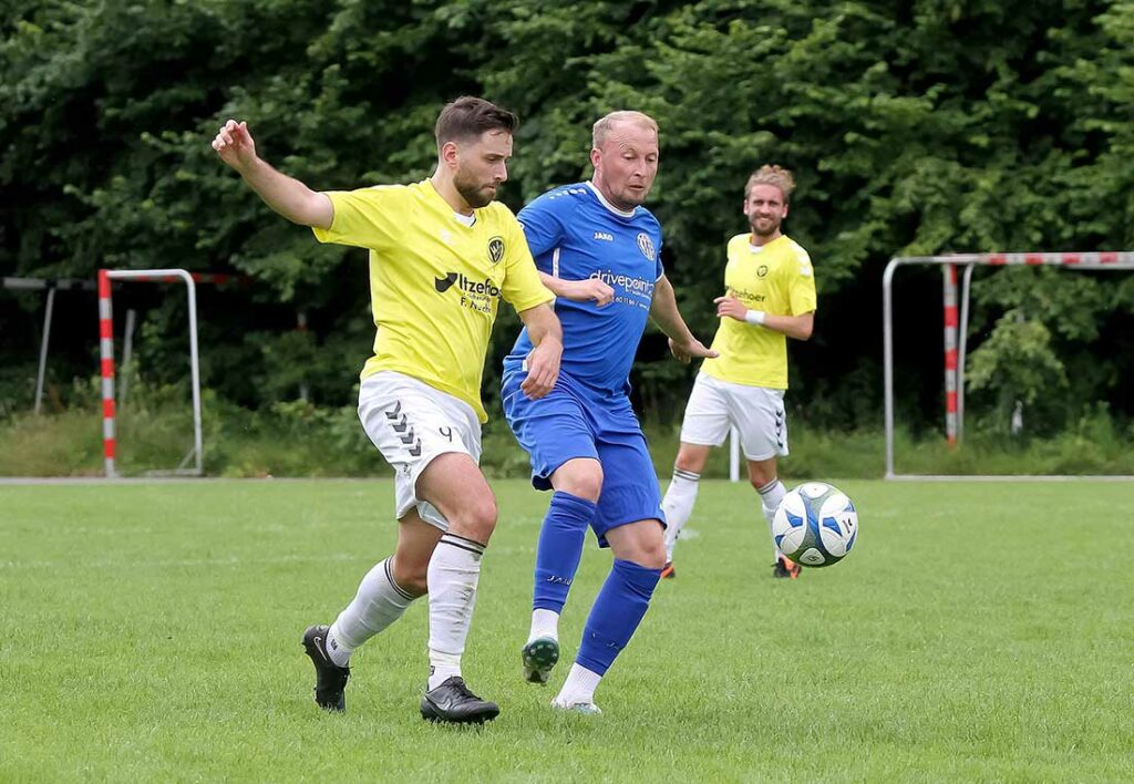 Nico Otto (in gelb, Wiker SV) ist derzeit on fire. Auch im Pokal gegen den VfB Kiel, hier gegen Yannick Wolf vom VfB, traf die Nummer 9. © 2024 Ismail Yesilyurt