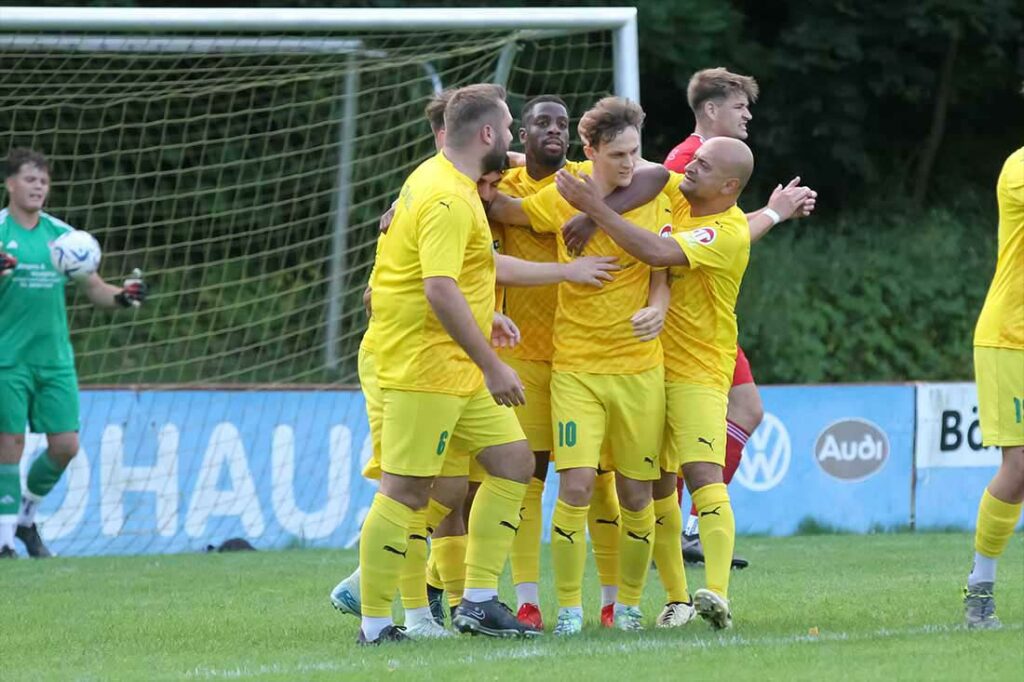 Niklas Schmidt ist nach dem 1:0 Objekt der Begierde. © 2024 Ismail Yesilyurt