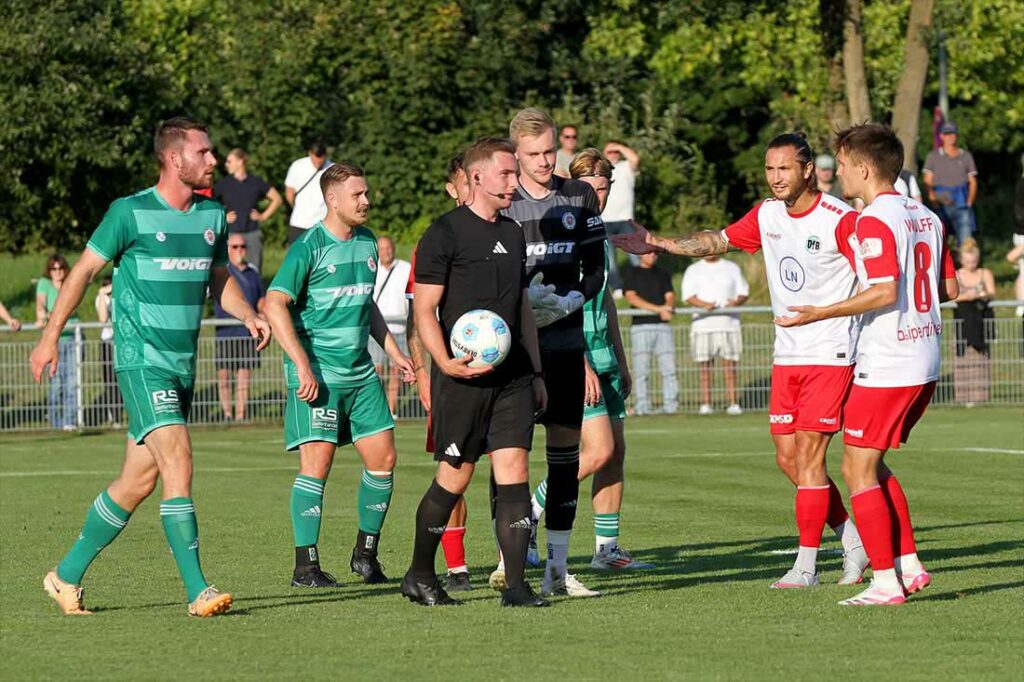 Schiedsrichter Jan-Ole Ehlers annulliert das 2-1 durch Jorik Wulff (re., VfB Lübeck). © 2024 Ismail Yesilyurt 