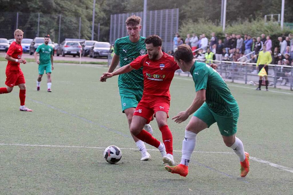 Serkan Yildirimer (Inter Türkspor Kiel) gegen Anthony Voß (li.) und Kevin Link (TSV Klausdorf). © 2024 Ismail Yesilyurt 