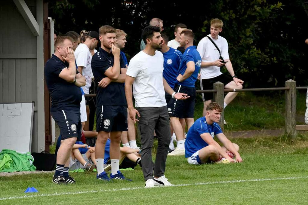 Sieht nicht so aus, aber Nortorfs Chefcoach Onur Cokgez war insgesamt sehr zufrieden mit dem Spiel seiner Mannschaft. © 2024 Olaf Wegerich