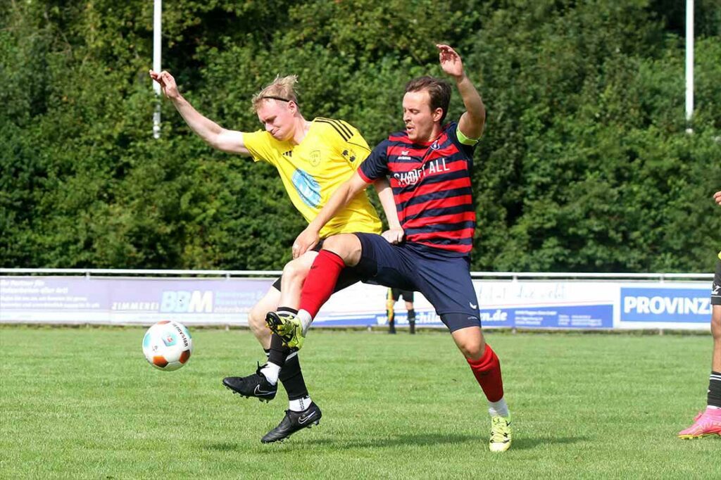 Tanz im Mittelfeld zwischen Mats Vogler (TSV Altenholz) und Karl-Christian Melfsen (re., Obere Treene). © 2024 Ismail Yesilyurt