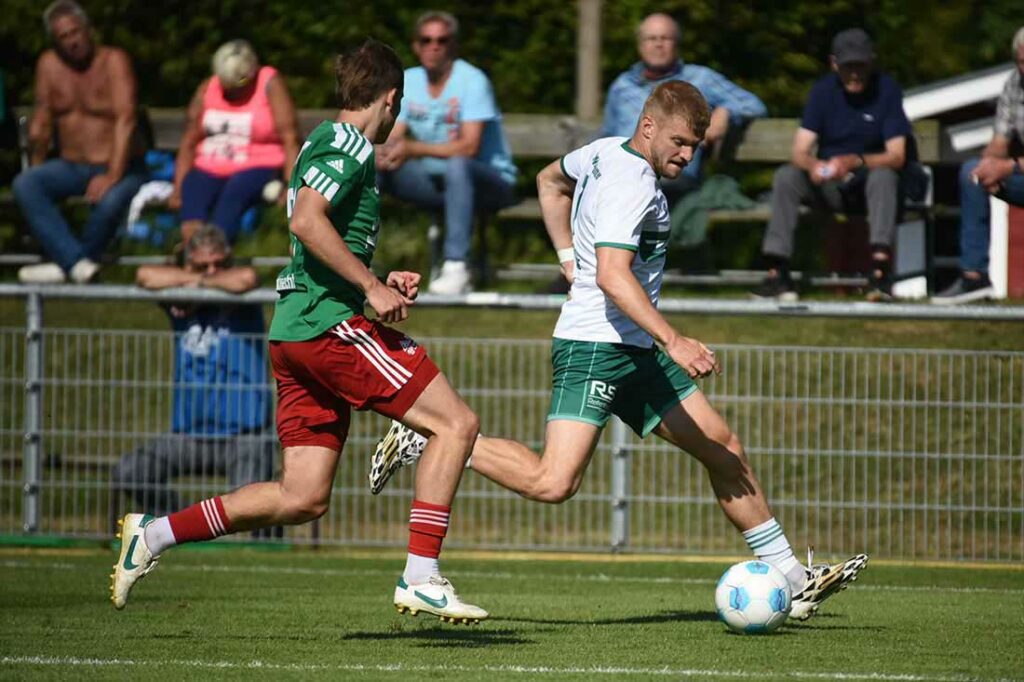 Tim Sienknecht (MTSV) gegen Nils Drauschke (re., PSV). © Olaf Wegerich