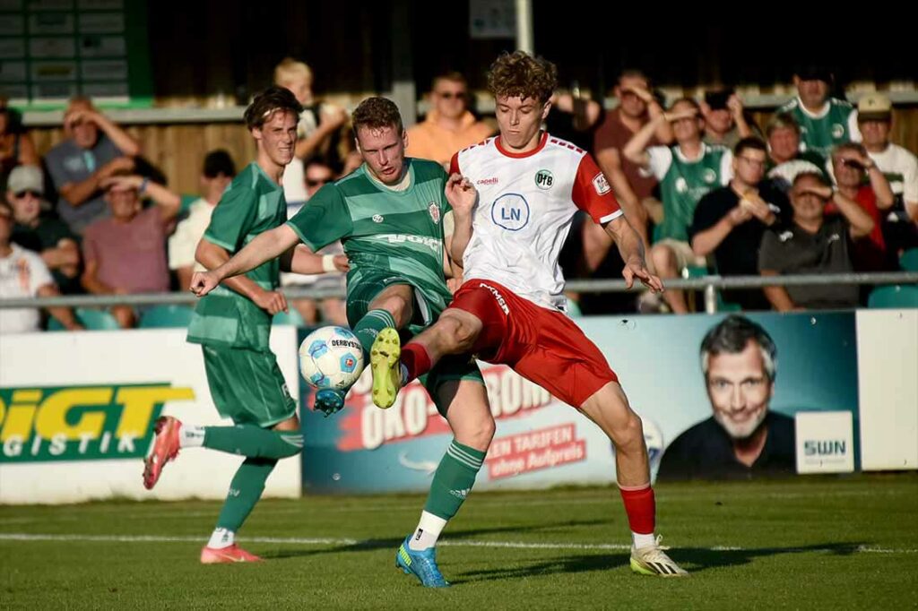 Timo Barendt (PSV Neumünster) gegen Jannik Westphal (VfB Lübeck). © 2024 Olaf Wegerich