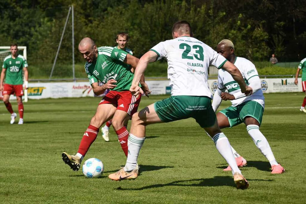 Torben Hendrischke (li., MTSV) gegen Fyn Claasen und Grady Zinkondo (PSV). © Olaf Wegerich