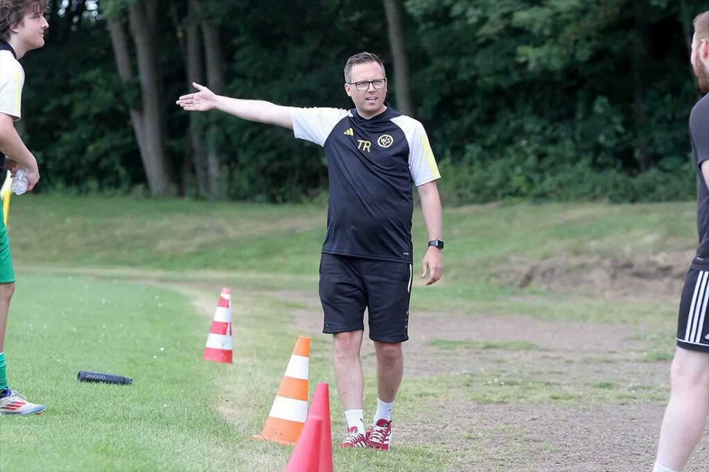 Trainer Dannie Osterhoff und sein Wiker SV verzweifeln an der Schönkirchener Gummiwand da hinten. © 2024 Ismail Yesilyurt