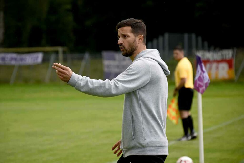 Trainer Liridon Imeri (VfR Neumünster) hatte seine Mannschaft defensiv gut eingestellt gegen den SV Eichede. © 2024 Olaf Wegerich