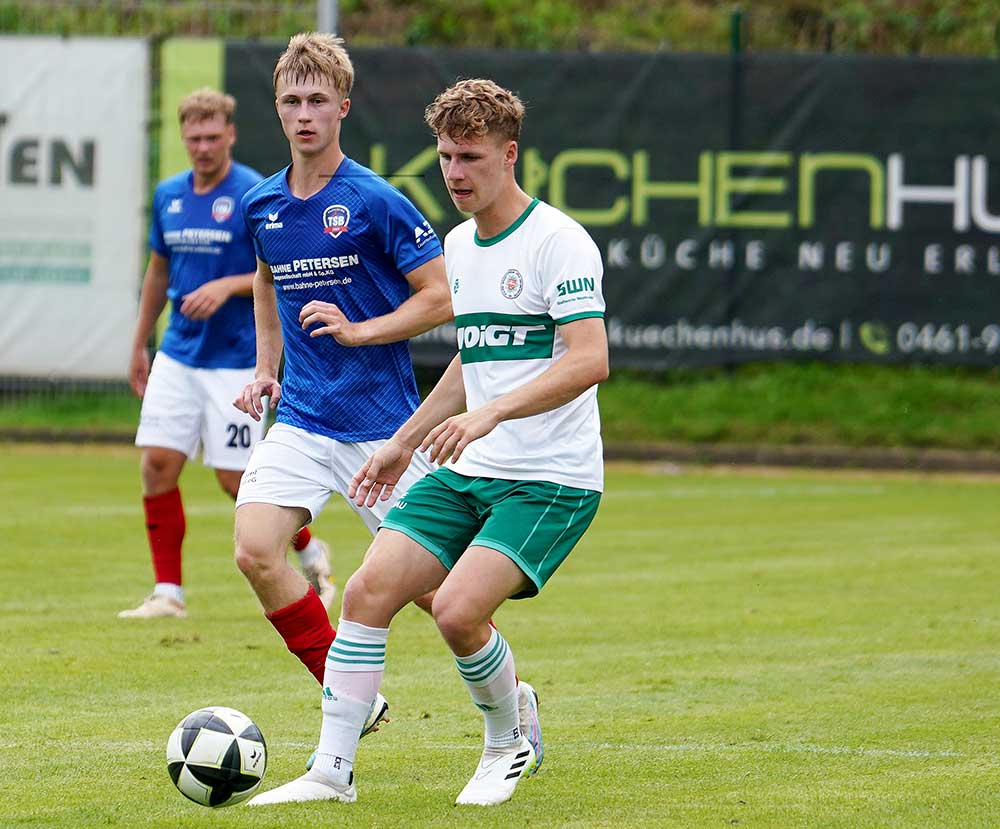 William Baxter (li., TSB Flensburg) vs Paul Eberhardt (PSV Neumünster). © 2024 Jacqueline Röder