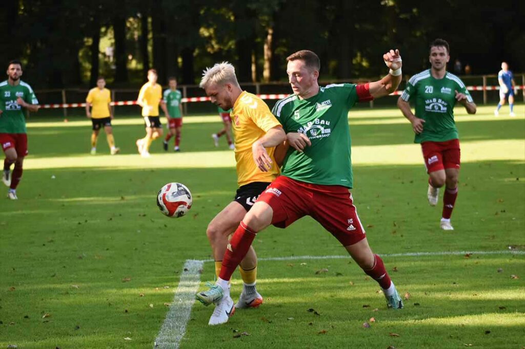 Yago Heider (li., SV Eichede) gegen Henrik Schnoor (MTSV Hohenwestedt). © 2024 Olaf Wegerich