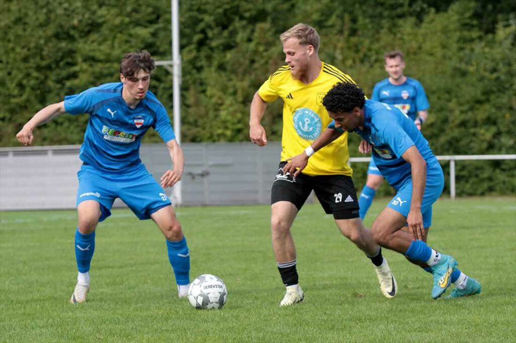 Alexander Theel (TSV Altenholz) im Kampf um den Ball gegen Pascal Polonski (li.) und Joshua Wandel (Inter Türkspor Kiel). © 2024 Ismail Yesilyurt