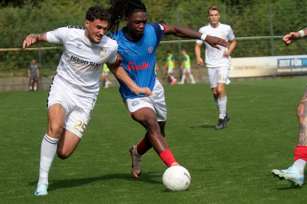 Aurel Wagbe (Holstein Kiel II) verteidigt in Unterzahl gegen Nico Poplawski (li., Phönix Lübeck) gut mit. © 2024 Ismail Yesilyurt