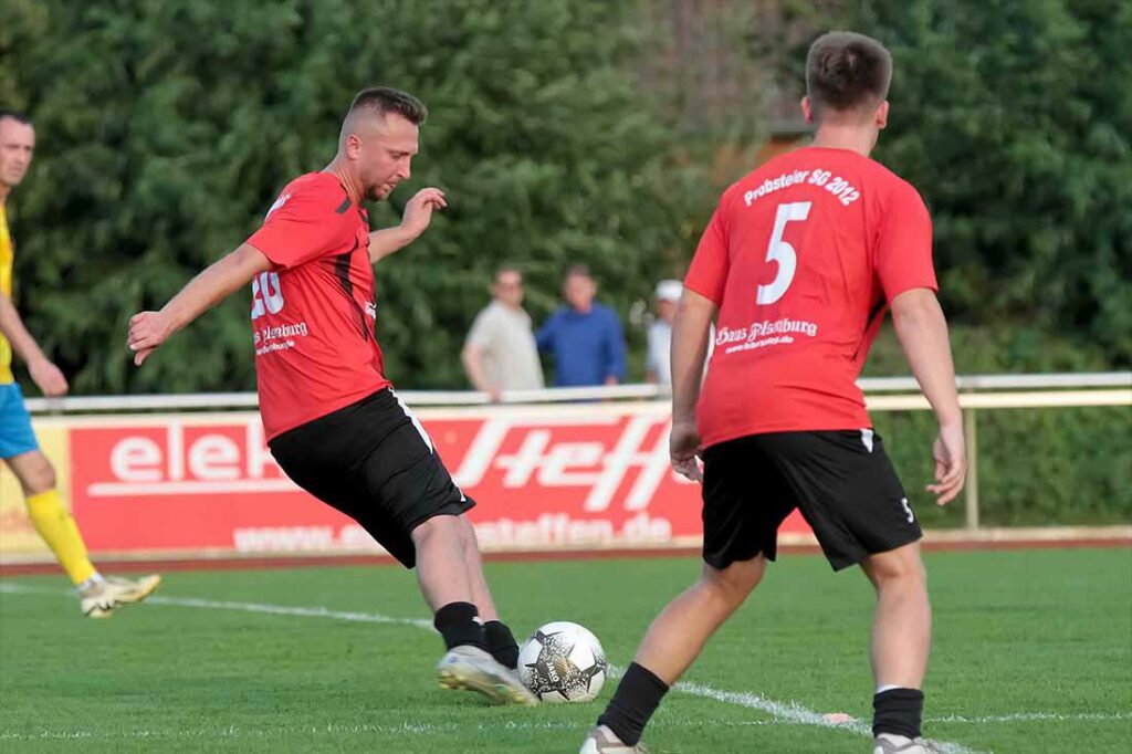 Azem Mehanovic (Probsteier SG) kann viel mit dem Ball machen. gegen Schönkirchen sind es drei Tore. © 2024 Ismail Yesilyurt