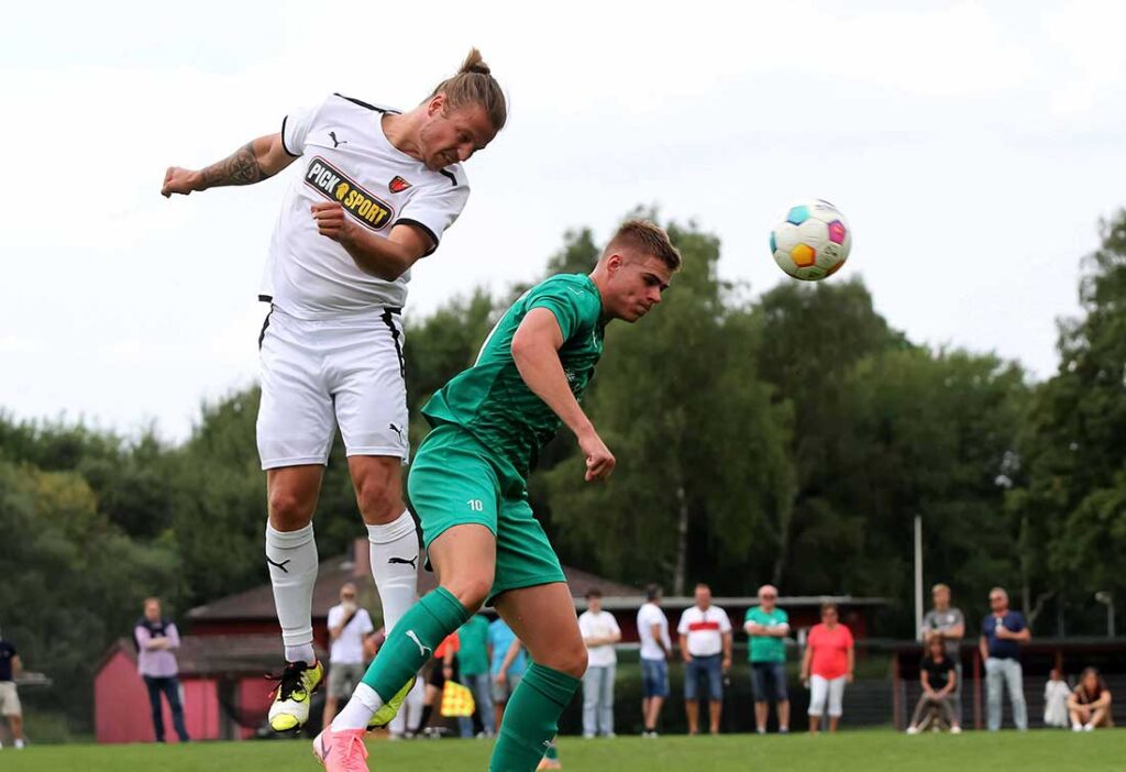 Ben Jarik (li., Rot-Schwarz Kiel), hier Kopfballsieger gegen Thorge Salke (TSV Klausdorf), erzielt den 2-1-Sieg gegen Weiche Flensburg 08 II. © 2024 Ismail Yesilyurt