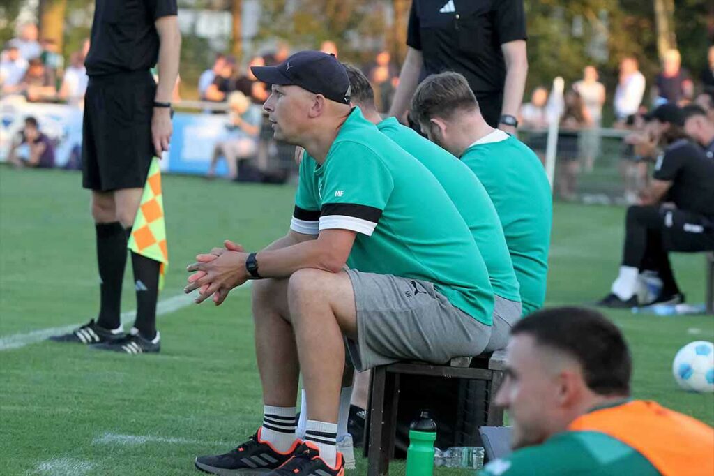 Coach Marco Frauenstein sitzt geduldig auf seiner Bank. Sein Team bleibt es auf dem grünen Rasen. © 2024 Ismail Yesilyurt