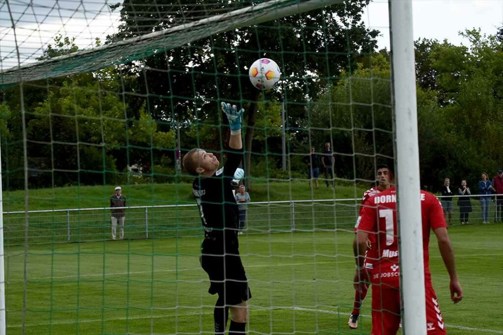 Daniel Marco, hier für den FC Dornbreite Lübeck zwischen den Pfosten tätig, sagt bei Preußen Reinfeld zu. © 2023 Olaf Wegerich
