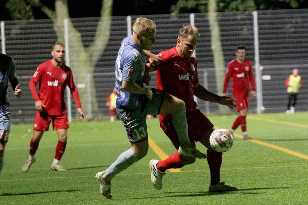 David Pfeil (li., SC Weiche Flensburg) wechselt zum ZFC Meuselwitz aus der Regionalliga Nordost. © 2023 Ismail Yesilyurt