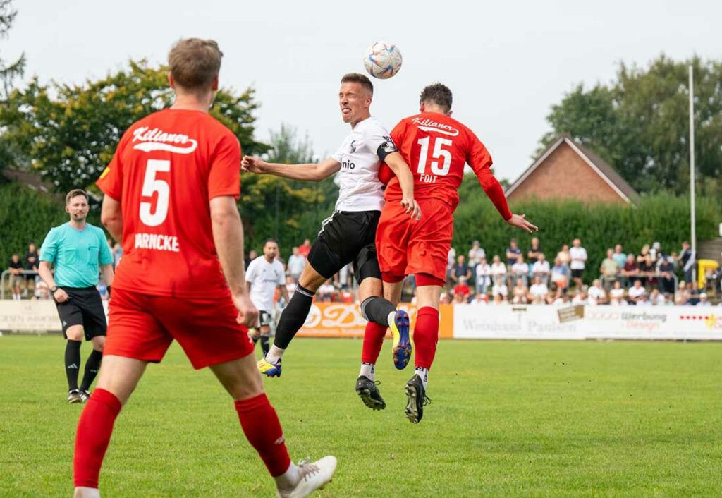 Der agile Jonah Gieseler (Heider SV) gewinnt das Kopfballduell gegen Florian Foit (Kilia Kiel). © 2024  Volker Schlichting