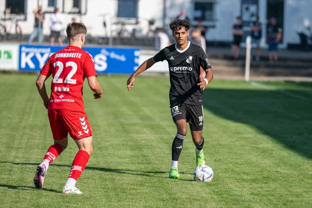 Der eingewechselte Pascal Ayene (Heider SV), hier gegen Fynn Auschra (li., Dornbreite Lübeck) ist für die kreative Abteilung zuständig. © 2024 Volker Schlichting