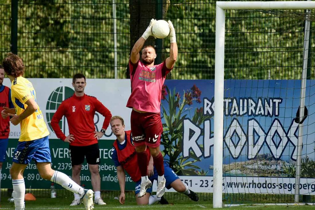 Die hohen Bälle von Werder II waren für Fabian Landvoigt (SV Todesfelde) kein Problem. © 2024 Olaf Wegerich