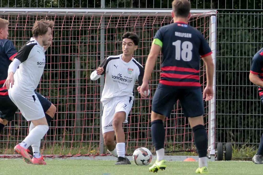 Emre Boz (mitte, TSV Kronshagen) gelingt der zwischenzeitliche Ausgleich bei Weiche Flensburg 08 II. © 2024 Ismail Yesilyurt