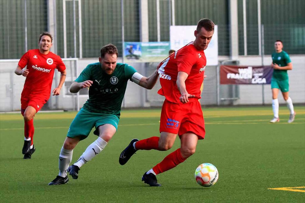 Finn Lorenzen (re., Nordmark Satrup), hier im Landespokal gegen Daniel Grossmann (Klausdorf), und die Satruper Defensive standen gut.  © 2024 Ismail Yesilyurt