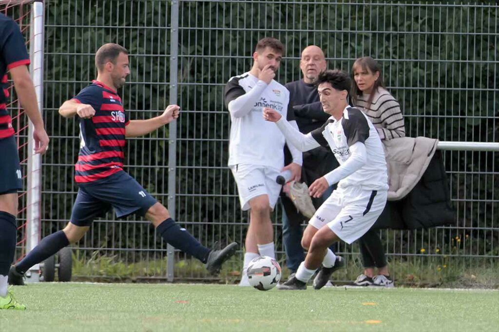 Finn Potratz (li., RB Obere Treene) vergibt das 2:1 vor dem leeren Tor in der 93. gegen Rot-Schwarz Kiel. © 2024 Ismail Yesilyurt