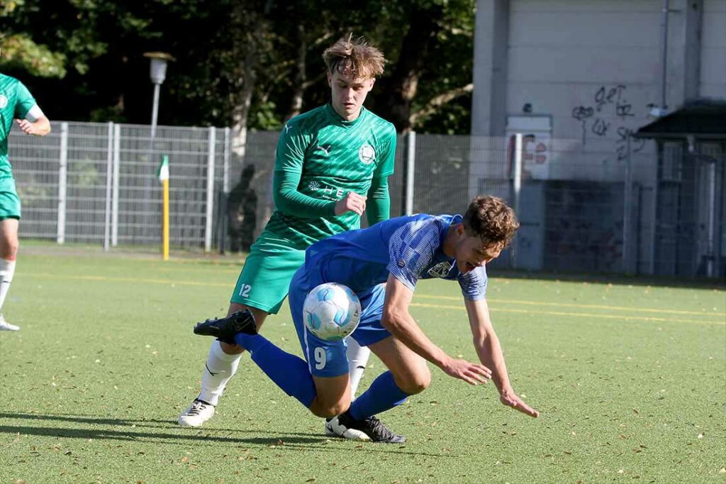 Foulspiel von Bennet Holst (TSV Klausdorf) an Kjell Möllgaard (SV Dörpum). © 2024 Ismail Yesilyurt