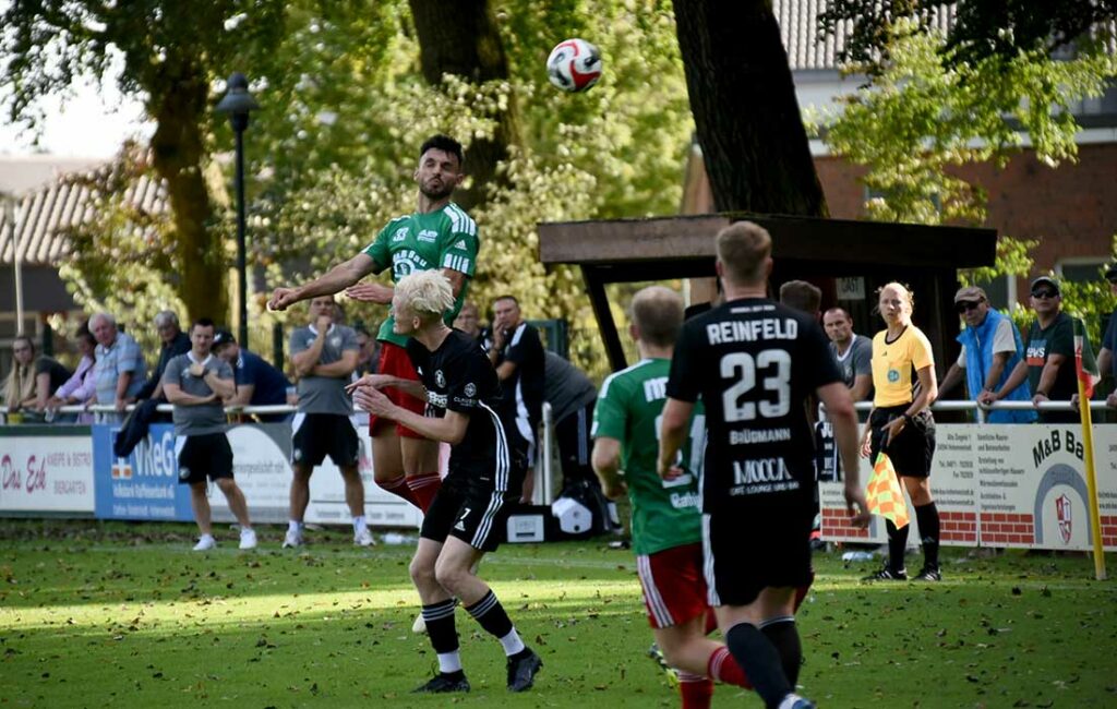 Geart Latifi (in der Luft) und der MTSV Hohenwestedt sind in der 2. Hälfte mit dem Kopf nicht dabei. © 2024 Olaf Wegerich