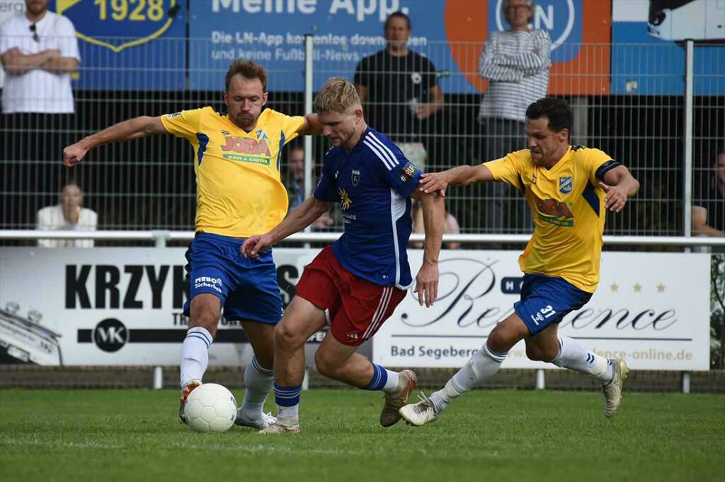 Gemeinsam, wie hier Marco Pajonk (li.) und Mirko Boland (SV Todesfelde) gegen Dennis Engel (Emden), zieht Tofe nun am Strang. © 2024 Olaf Wegerich