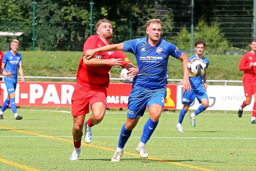 Gian Luca Bracht, hier im Spiel bei Kilia Kiel gegen Ben Luca Nohns (li.), und der TSB Flensburg bleiben zum 1. Mal ohne Gegegntreffer. © 2024 Ismail Yesilyurt