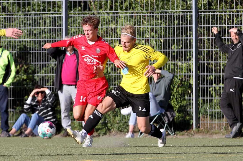 Jesper Bahr (Slesvig IF), hier im Zweikampf mit Lasse Baesler (TSV Altenholz) ist für das erste Tor des Spiels verantwortlich. © 2024 Ismail Yesilyurt