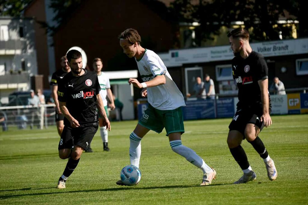 Jesper Tiedemann (PSV) gegen Tom Baller (links) und Felix Niebergall (Kilia). © 2024 Olaf Wegerich