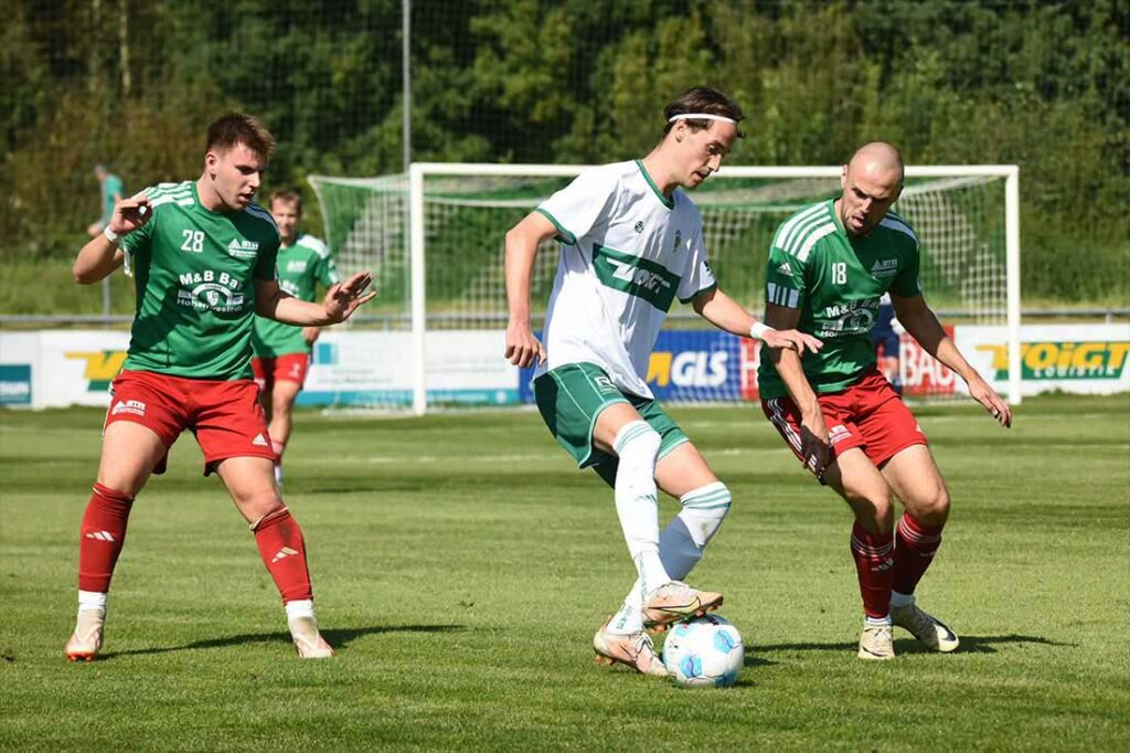 Jesper Tiedemann, hier gegen Niklas Neitzke (li.) und Torben Hendrischke (Hohenwestedt), ist der Matchwinner für den PSV Neumünster in Eutin. © 2024 Olaf Wegerich