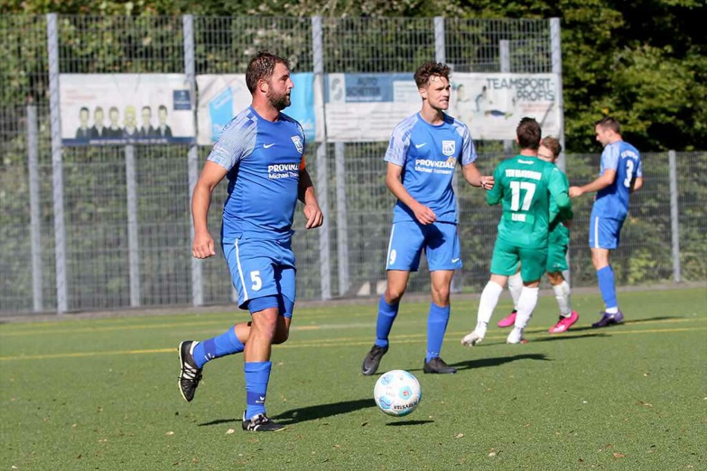 Kapitän Lars Peretzke ist der Ruhepol des SV Dörpum. © 2024 Ismail Yesilyurt