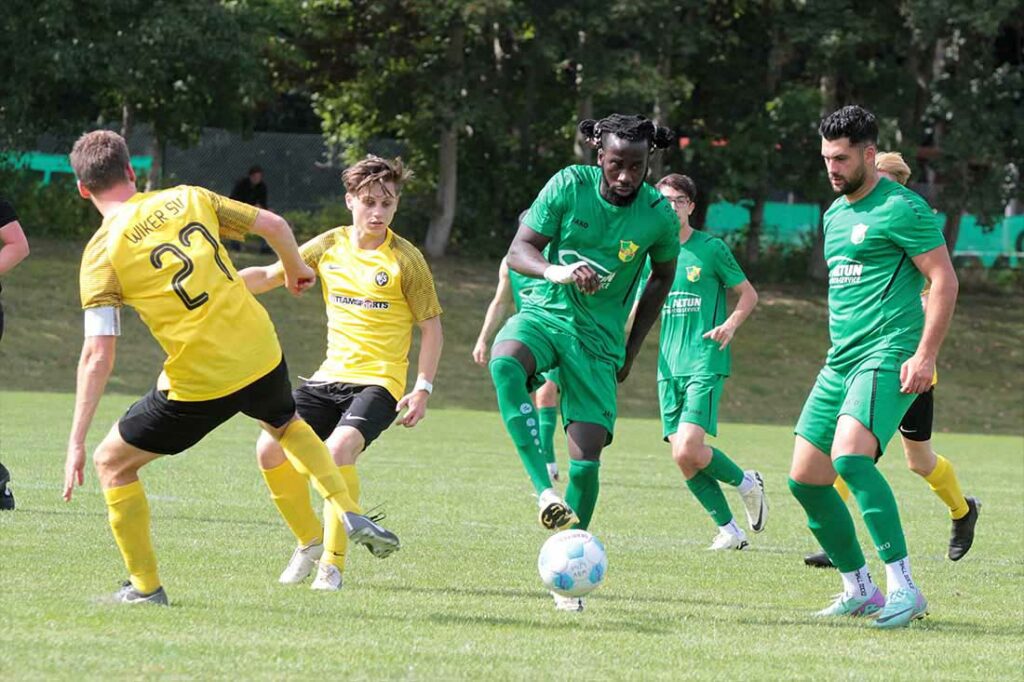 Kebba Bayo (am Ball) und Yusuf Batkitar (MED SV) gegen Torben Blechenberg (li.) und Simon Kahnwald (Wiker SV). © 2024 Ismail Yesillyurt