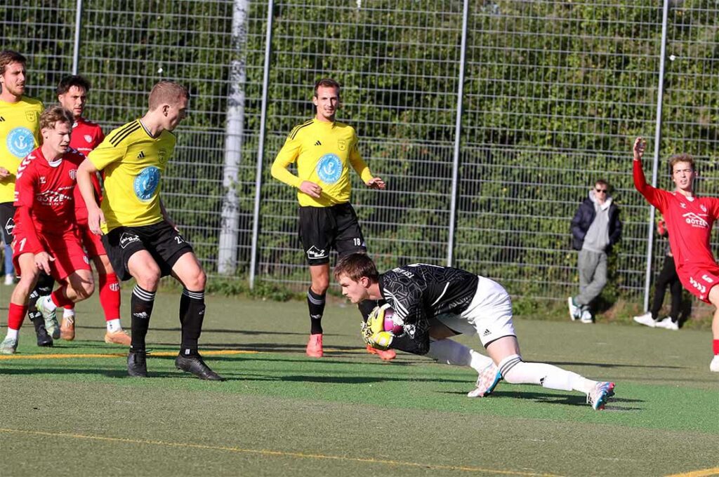 Keeper Jasper Schwarz (TSV Altenholz) ist einer der Protagonisten des Erfolges gegen Slesvig IF. © 2024 Ismail Yesilyurt