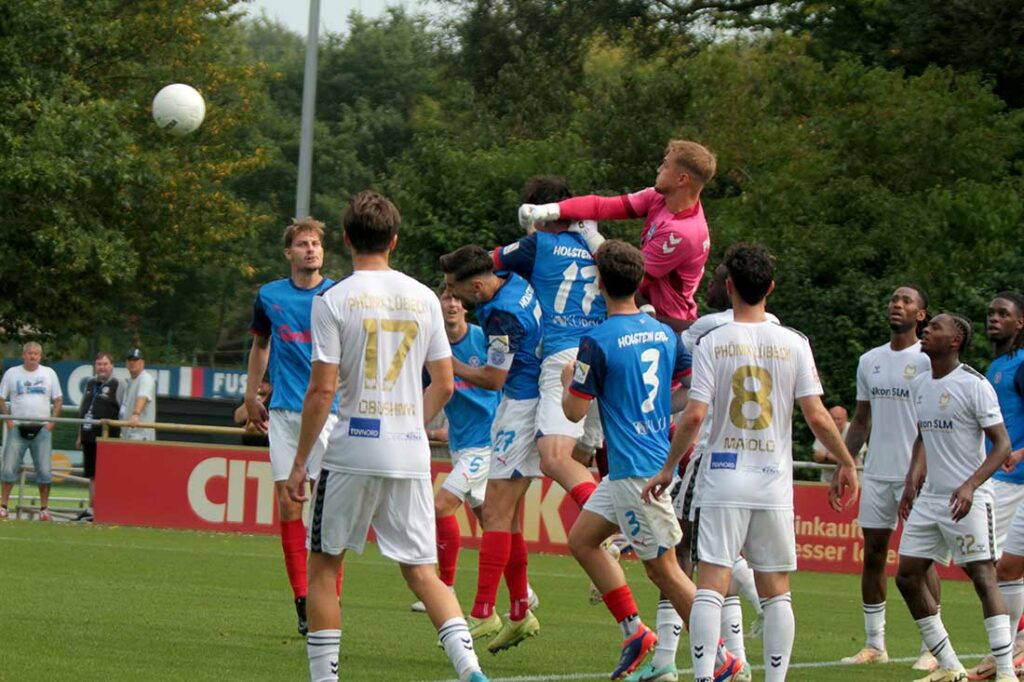 Keeper Mika Schneider (Phönix Lübeck) hat den Ball energisch und konsequent weggeboxt. © 2024 Ismail Yesilyurt