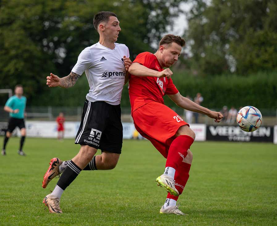 Kevin Harder (Kilia Kiel) ist vor Mika Kieselbach (Heider SV) am Ball. © 2024 Volker Schlichting