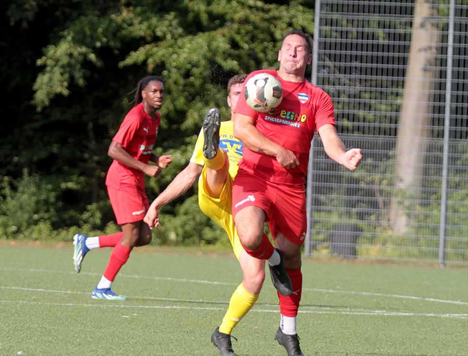 Lars Horstinger (Inter Türkspor), der vor Felix Struck den Ball holt, ist mit seiner Qualität und Erfahrung ein wichtiger Baustein. © 2024 Ismail Yesilyurt